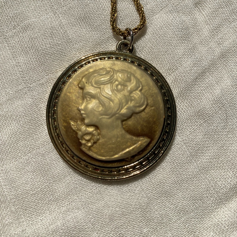 Cameo pendant